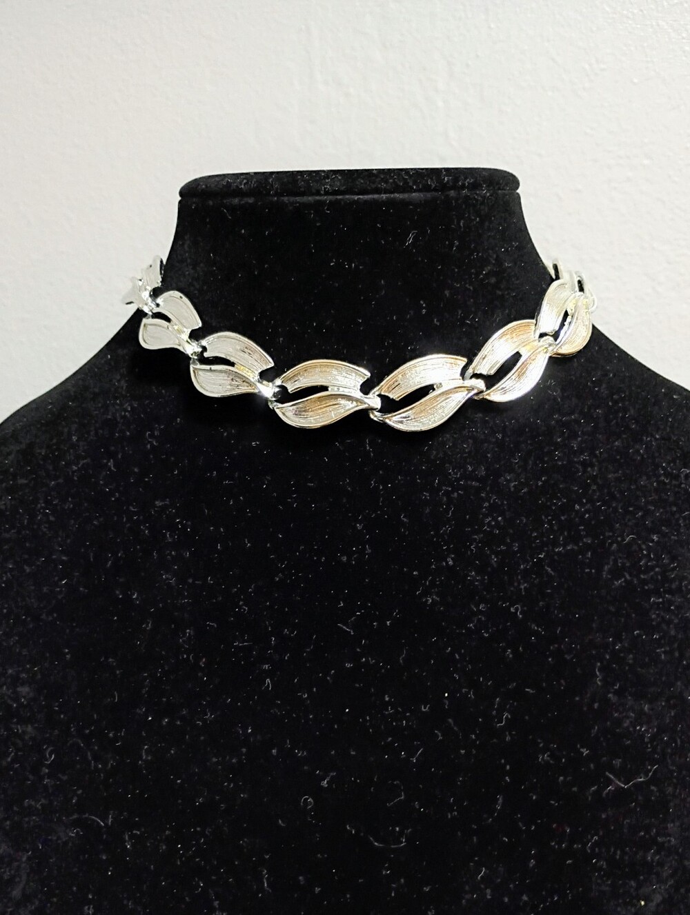 Vintage Silver Toned Leaf Choker Necklace